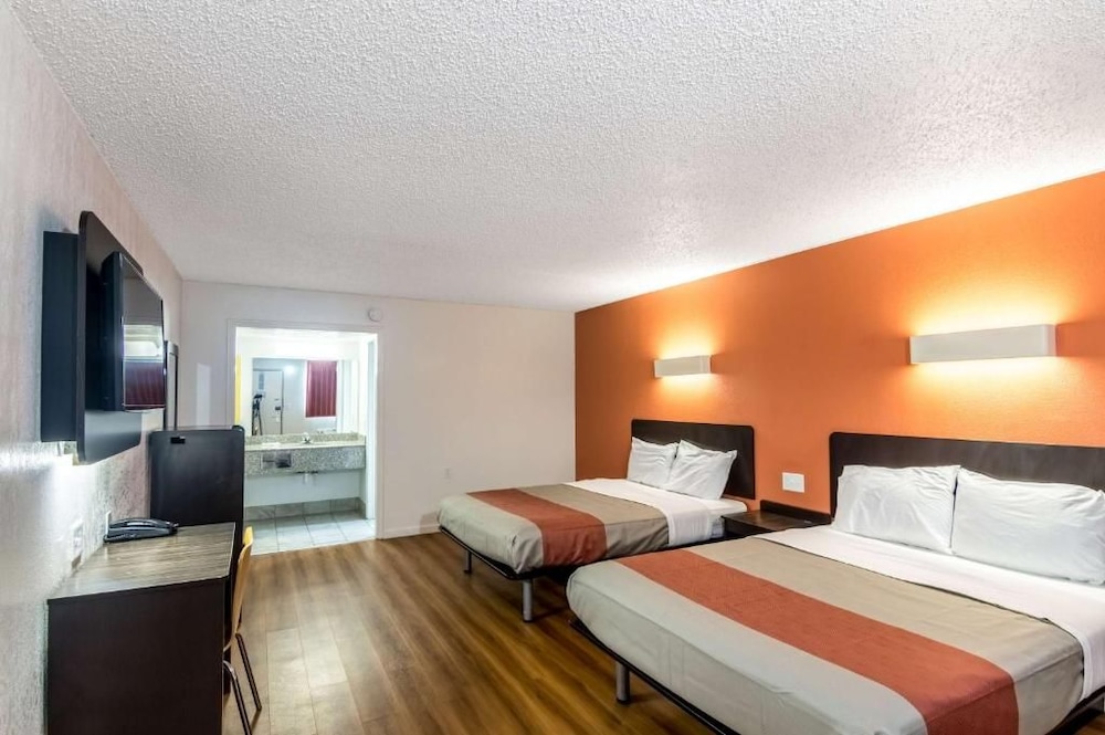 Motel 6 Clinton OK 21/64