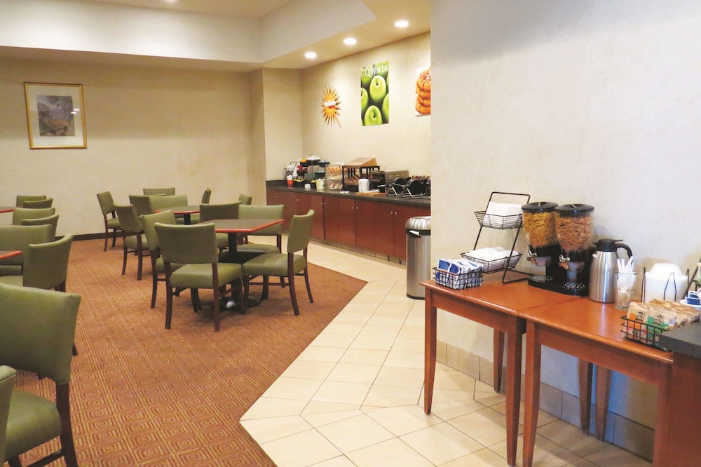 La Quinta Inn & Suites by Wyndham Stamford / New York City 52/59