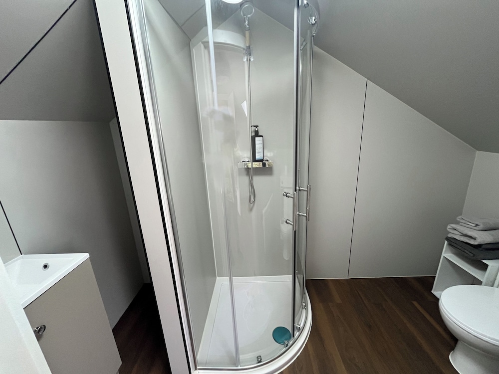 OYO Welsh Holiday Accommodation - Modern Stay 28/32
