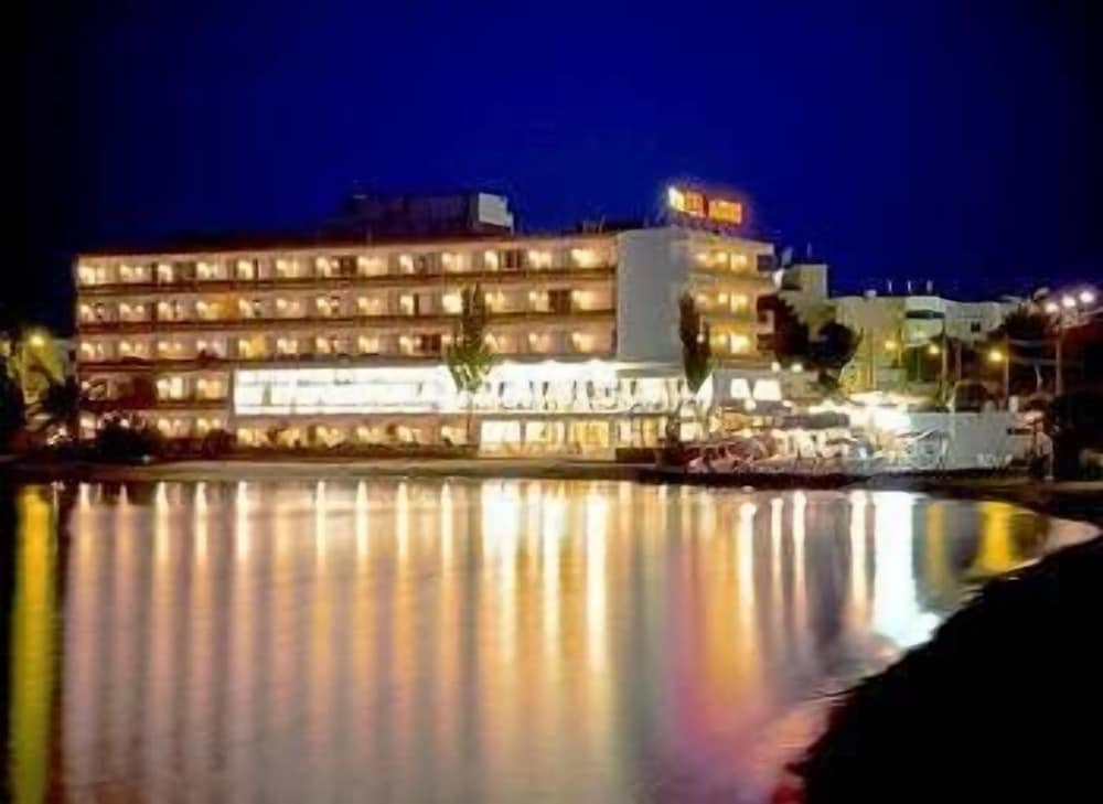 Argos Hotel 2/82