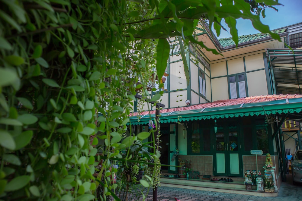 Samsen Sam Place Hotel 10/66