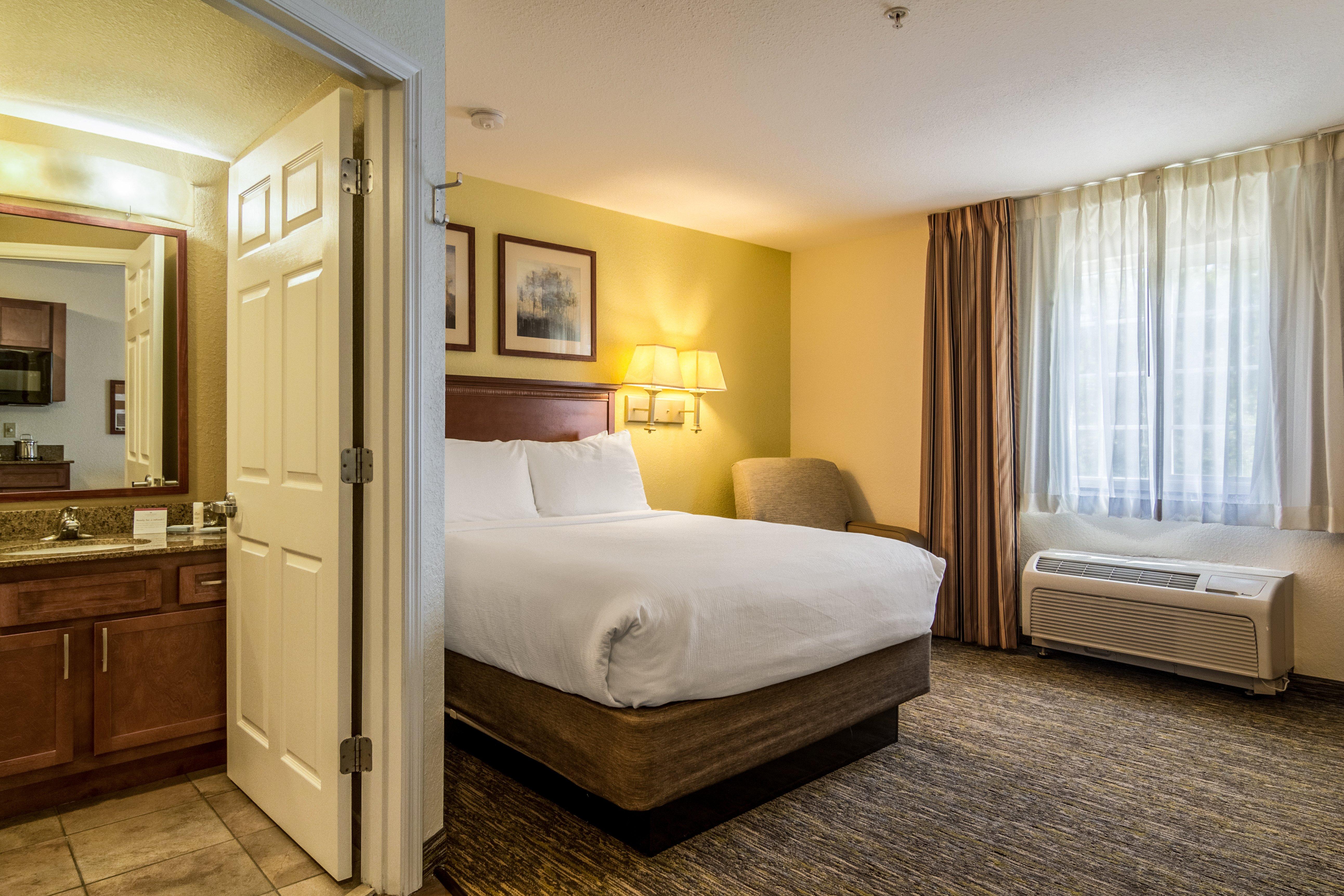 استوديو بسرير كوين، Candlewood Suites Jacksonville East Merril Road 2/4