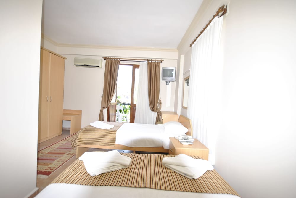MOMS HOTEL 18/44