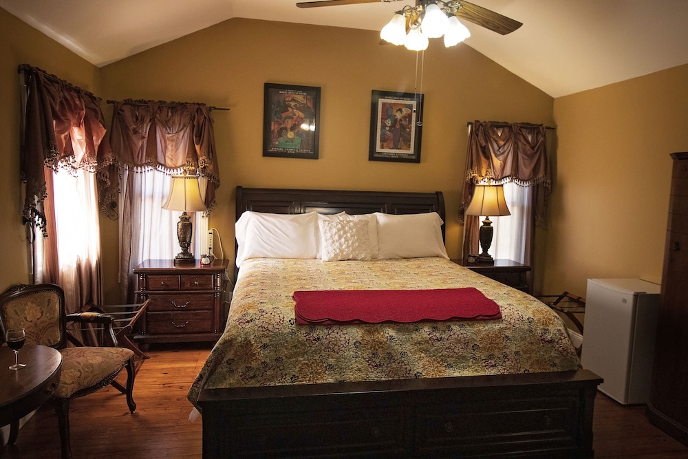 White Oak Manor Bed Breakfast 6/44