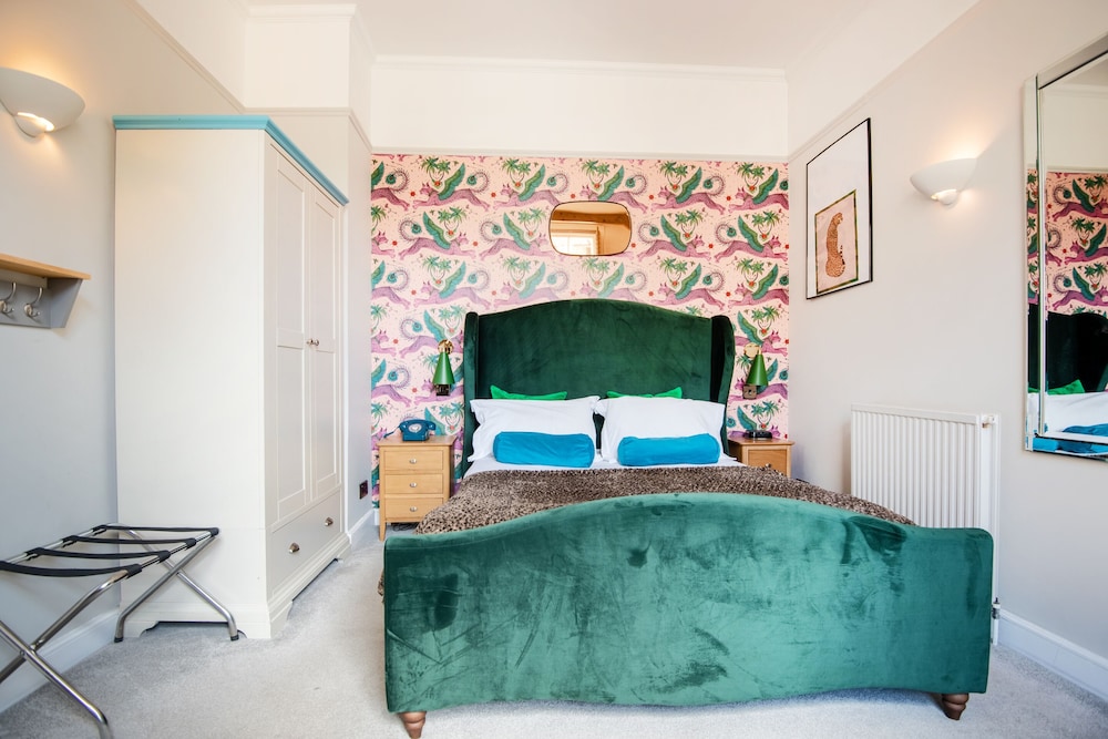 Harington's Hotel 2/50
