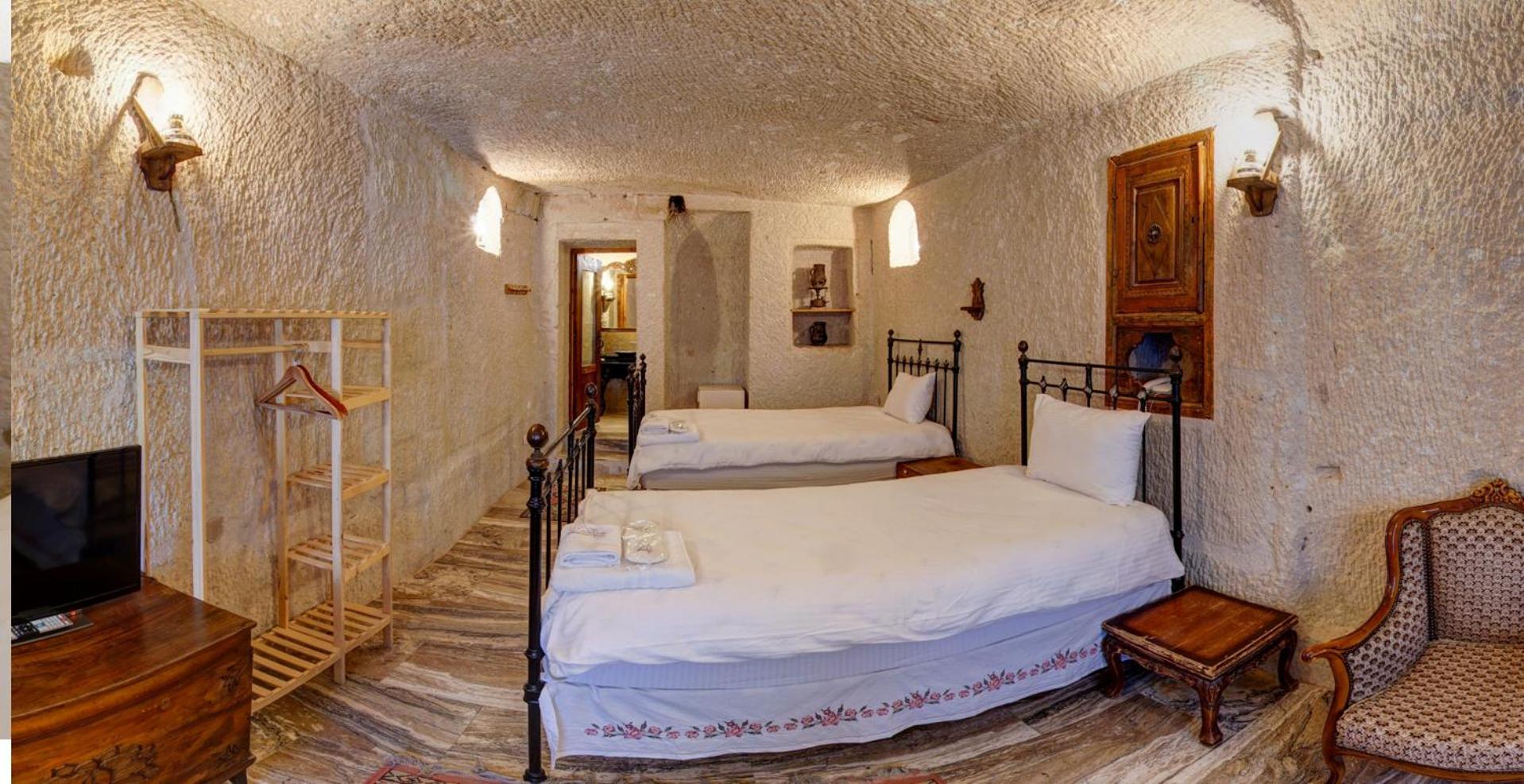 ROOM, TWIN BEDS