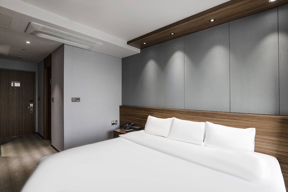 DELUXE, KING BED, OCEAN VIEW