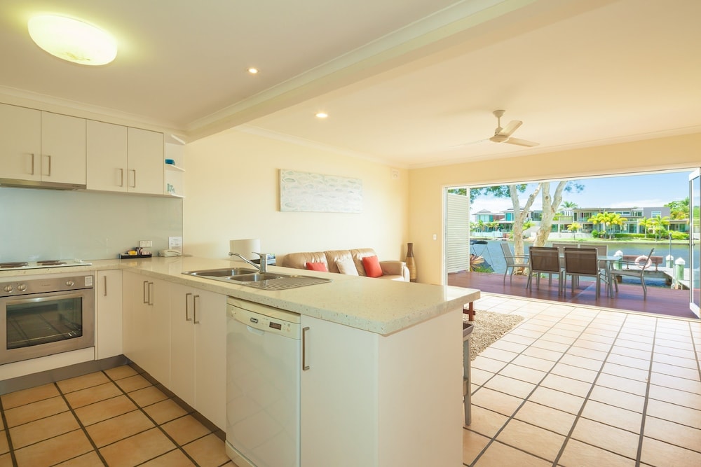 NOOSA ENTRANCE WATERFRONT RESORT 51/80