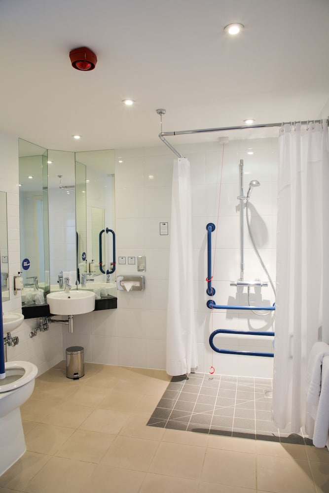 Holiday Inn Express London Heathrow T5 48/70