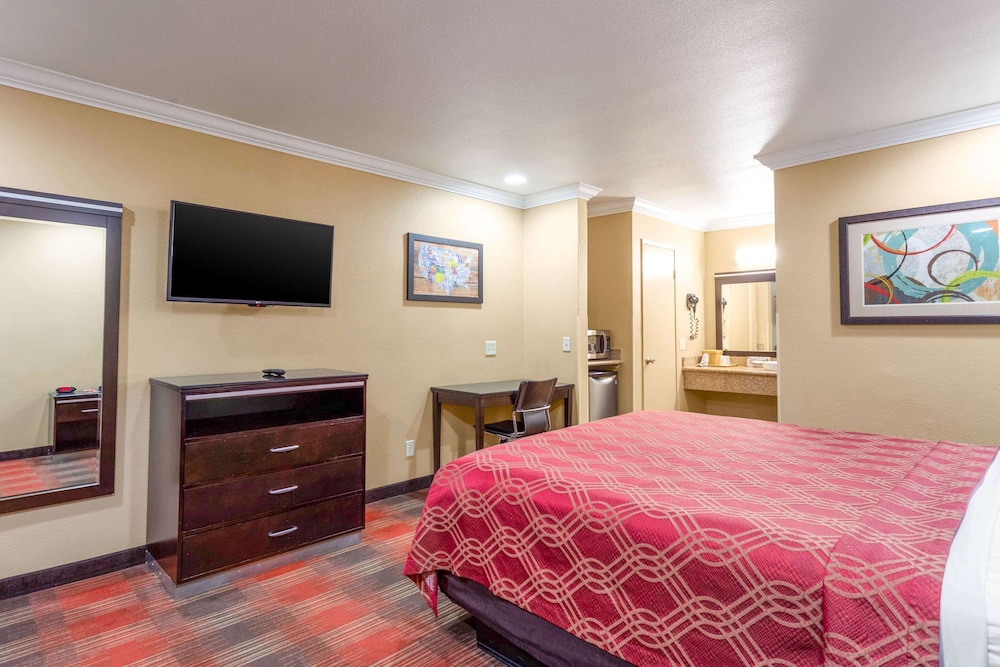 Econo Lodge Inn & Suites Escondido Downtown 24/48