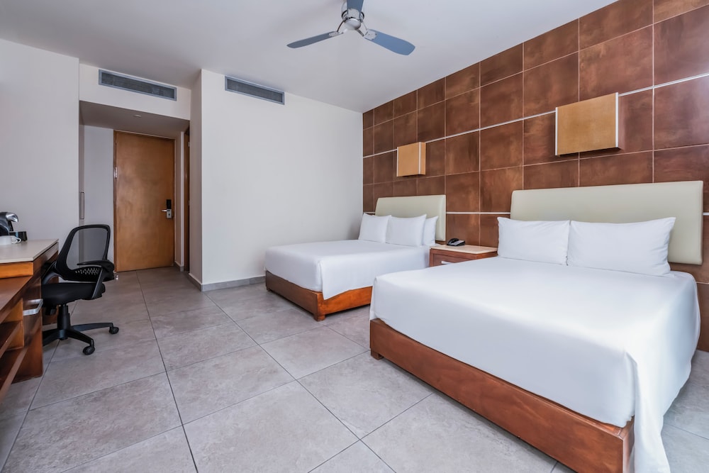 Krazy King or double bed Non Refundable، Krystal Urban Cancun 7/10