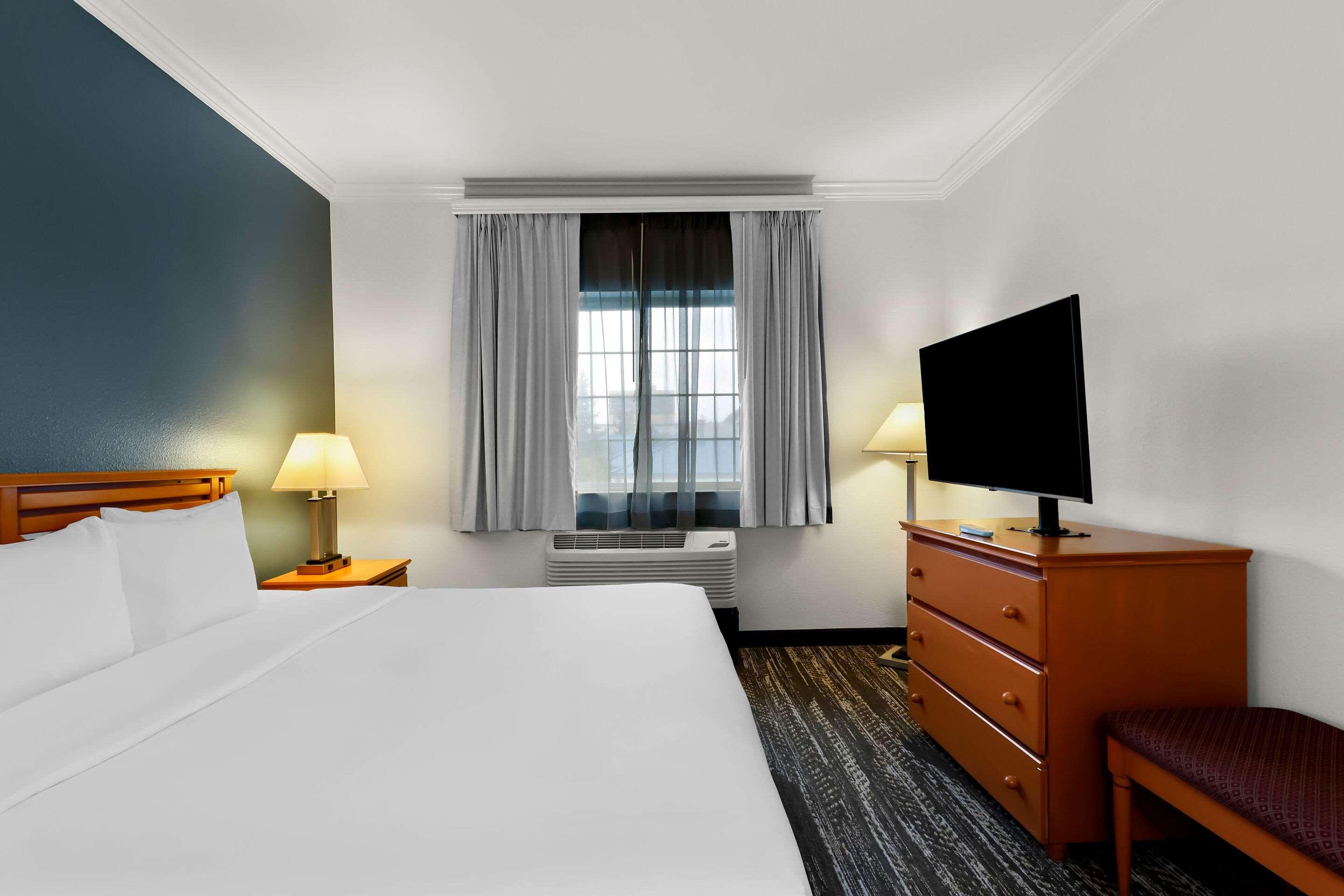 SUITE, KING BED