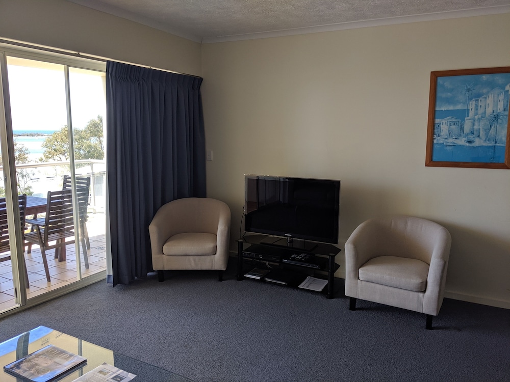MOORINGS BEACH RESORT 46/77