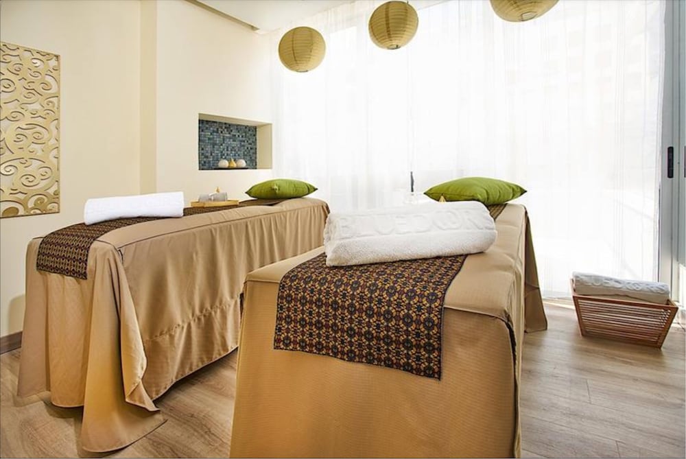 100 Luxury Suites By Preferred 8/76