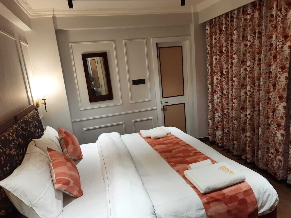 DELUXE, QUADRUPLE, 2 DOUBLE BEDS