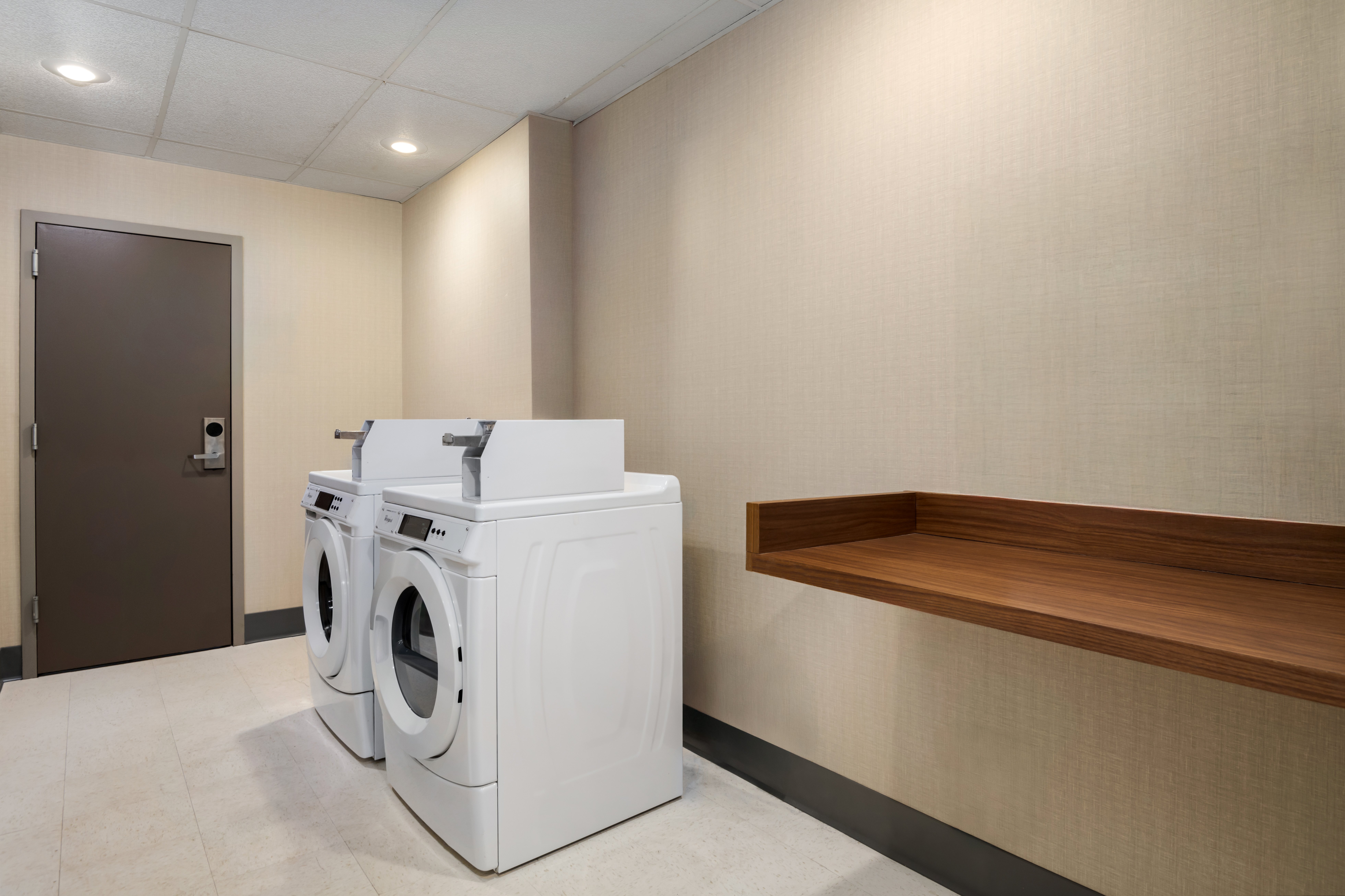 Holiday Inn Express Hotel Suites Bentonville 34/68