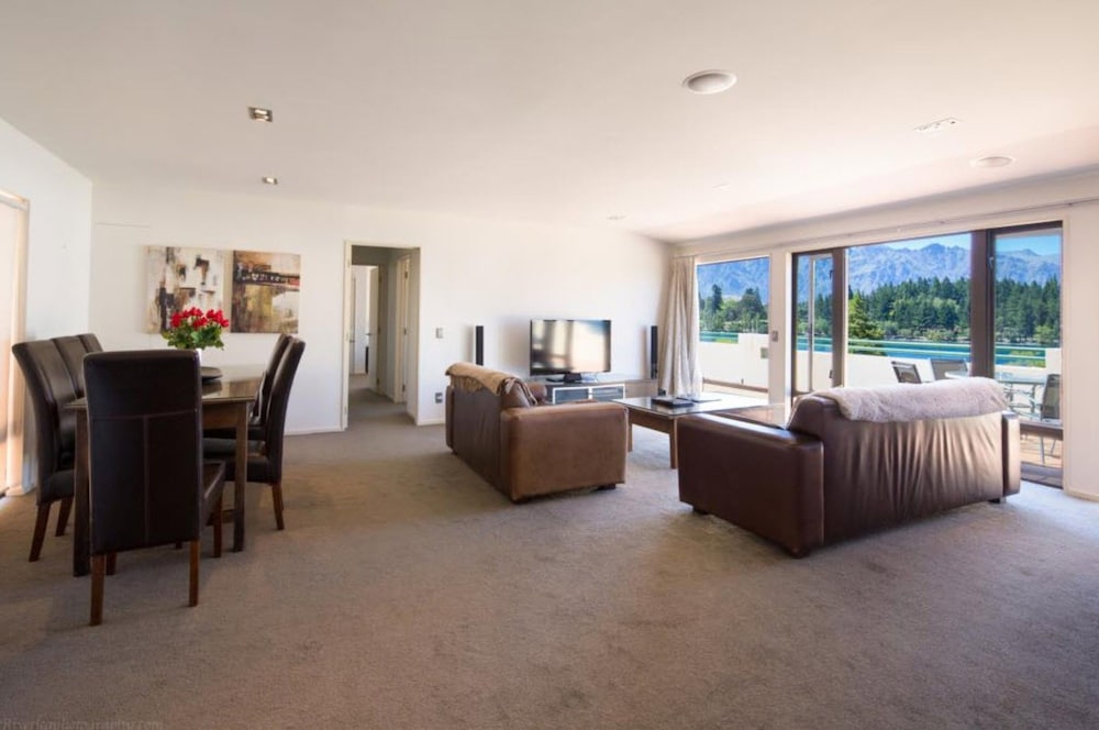 Lakefront Apartments and Lodges 24/49