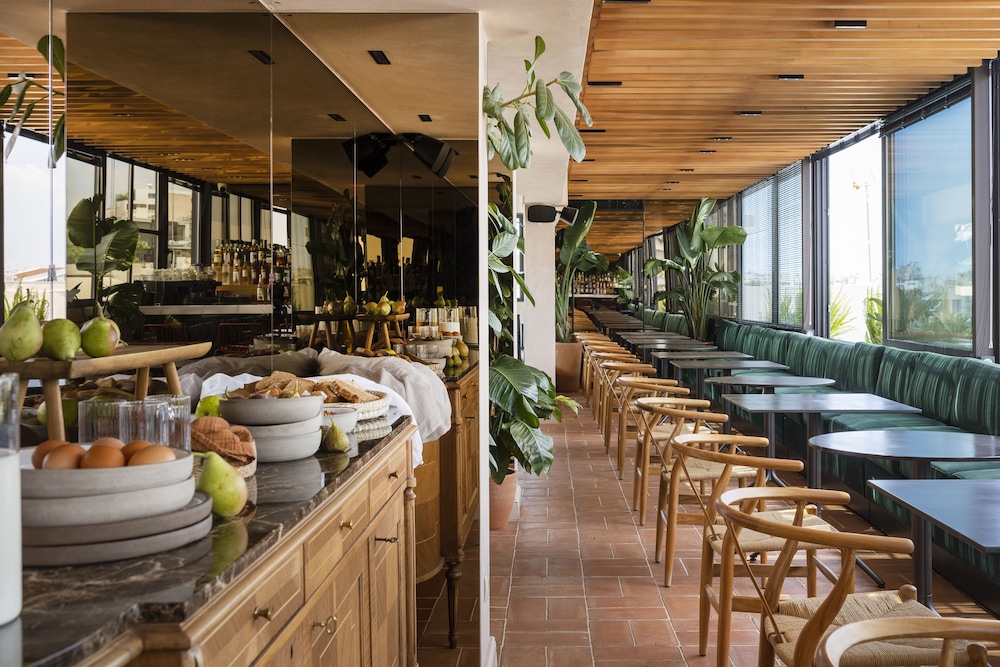 L'Avventura Athens 40/50