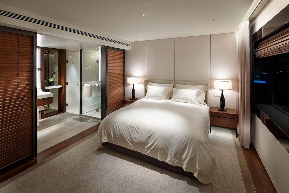 Business, Deluxe, Executive, King Bed, Outdoor Pool, Executive Lounge Access