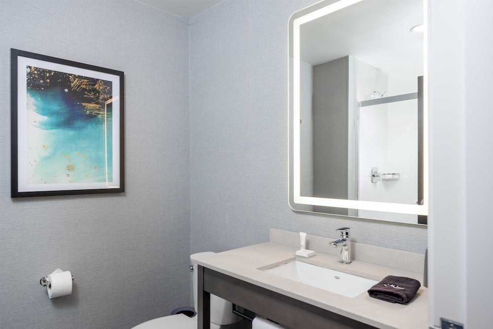 غرفة بسرير كينج مع أريكة، Hyatt House Portland Airport 4/7