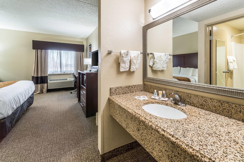 Standard, King Bed, Comfort Inn Festus-St. Louis South 5/7