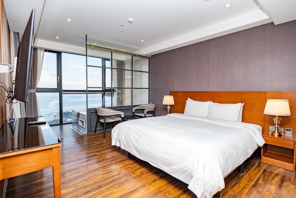 Ocean, Family, Suite, King and Twin Beds, Private Infinity Pool