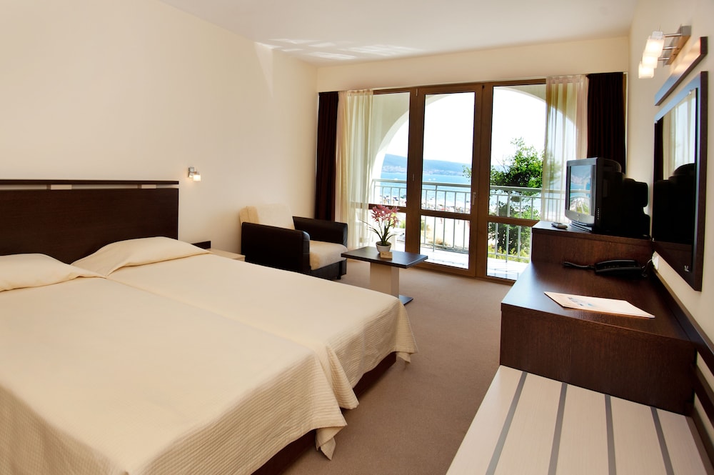 ROOM, DOUBLE OR TWIN BED, BALCONY