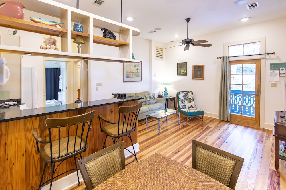Hibiscus Coffee & Guesthouse 40/50