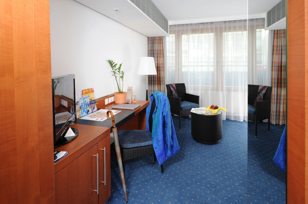 UNGER HOTEL 49/61