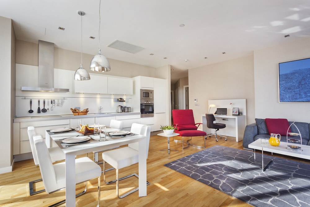 Anthill Suites 40/56