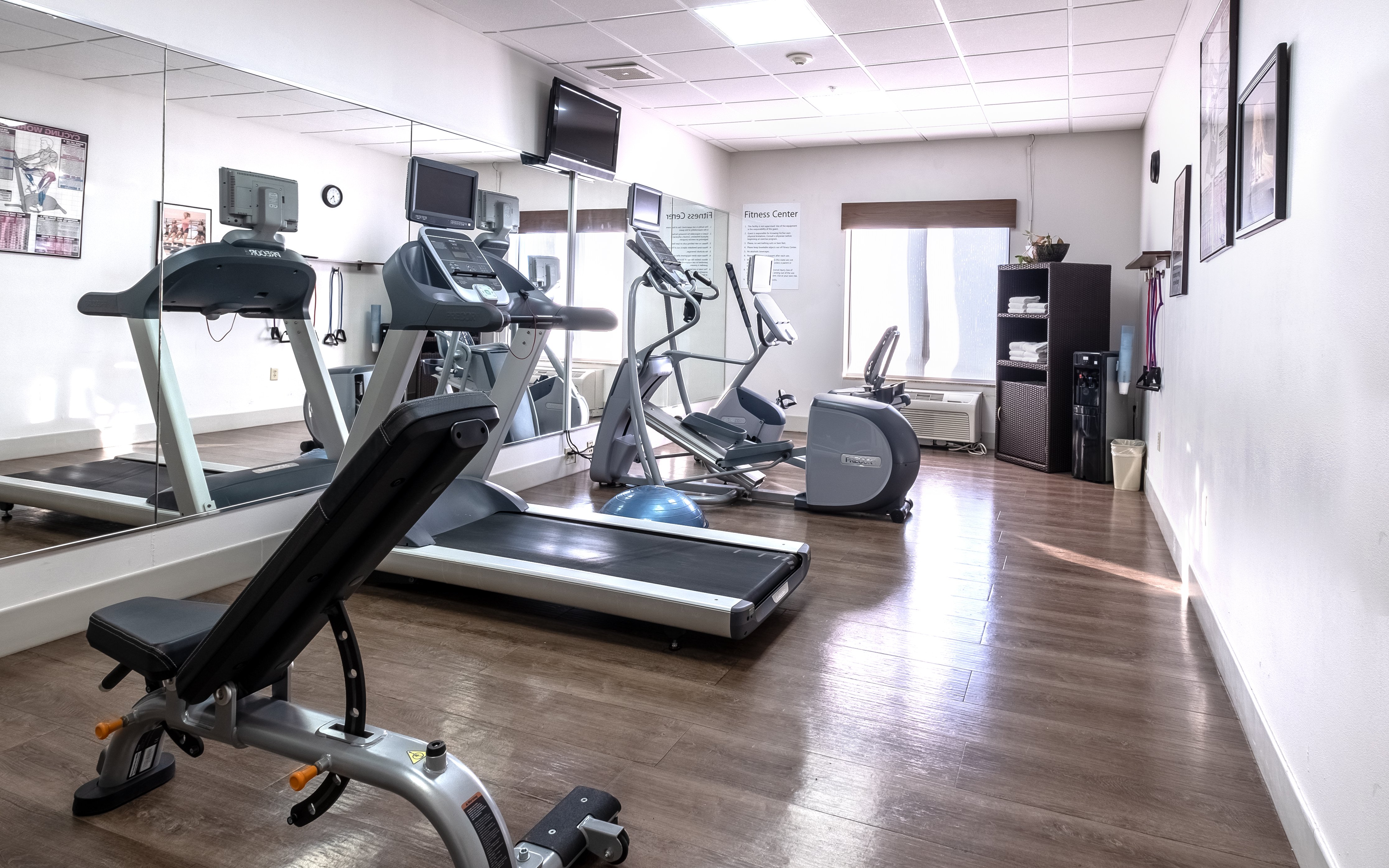 Holiday Inn Express and Suites Orlando - International Drive 45/79