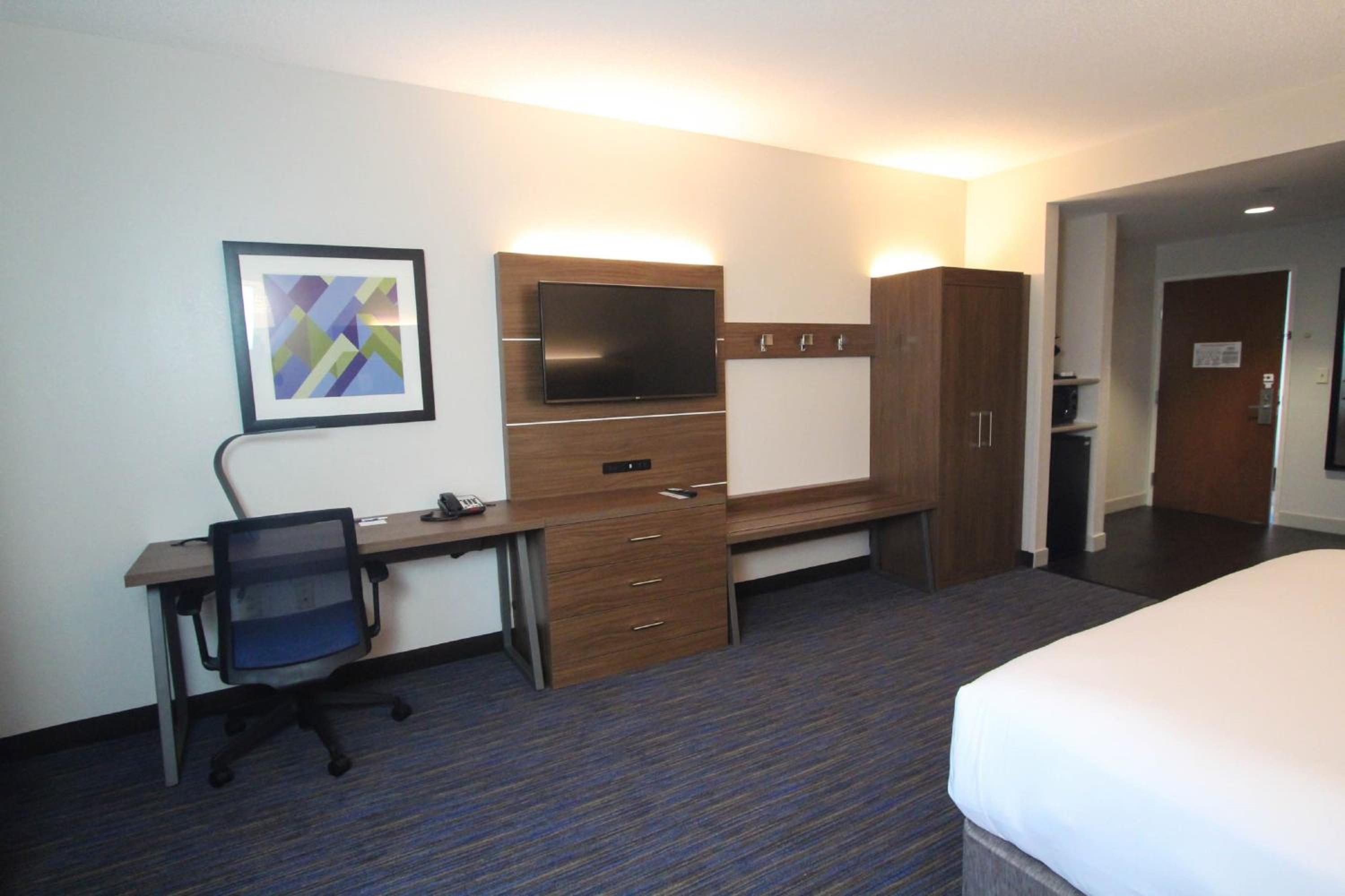 غرفة ديلوكس بسرير كينج لذوي الإعاقة، Holiday Inn Express Hotel And Suites Charleston North 3/4
