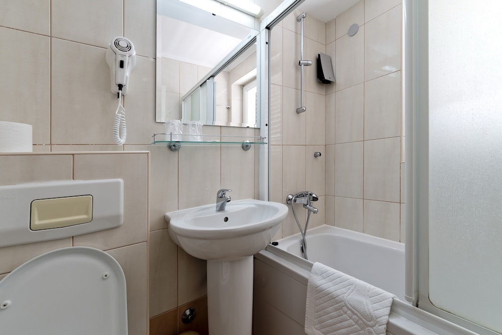 غرفة بسريرين منفصلين بشرفة، Perla Hotel Dubrovnik 8/9