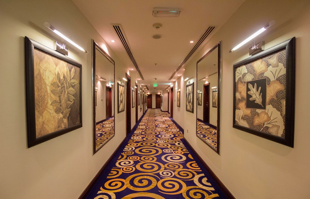 Strato Hotel By Warwick 17/28