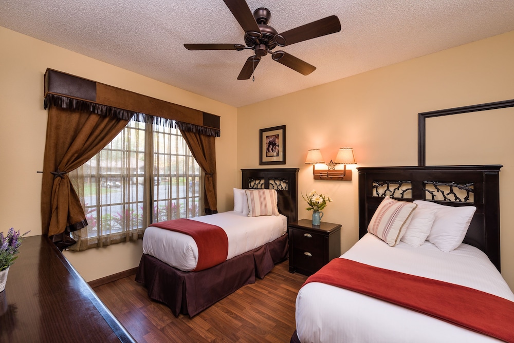 2 Bedrooms, Cottage, Lodge, King and Twin Beds