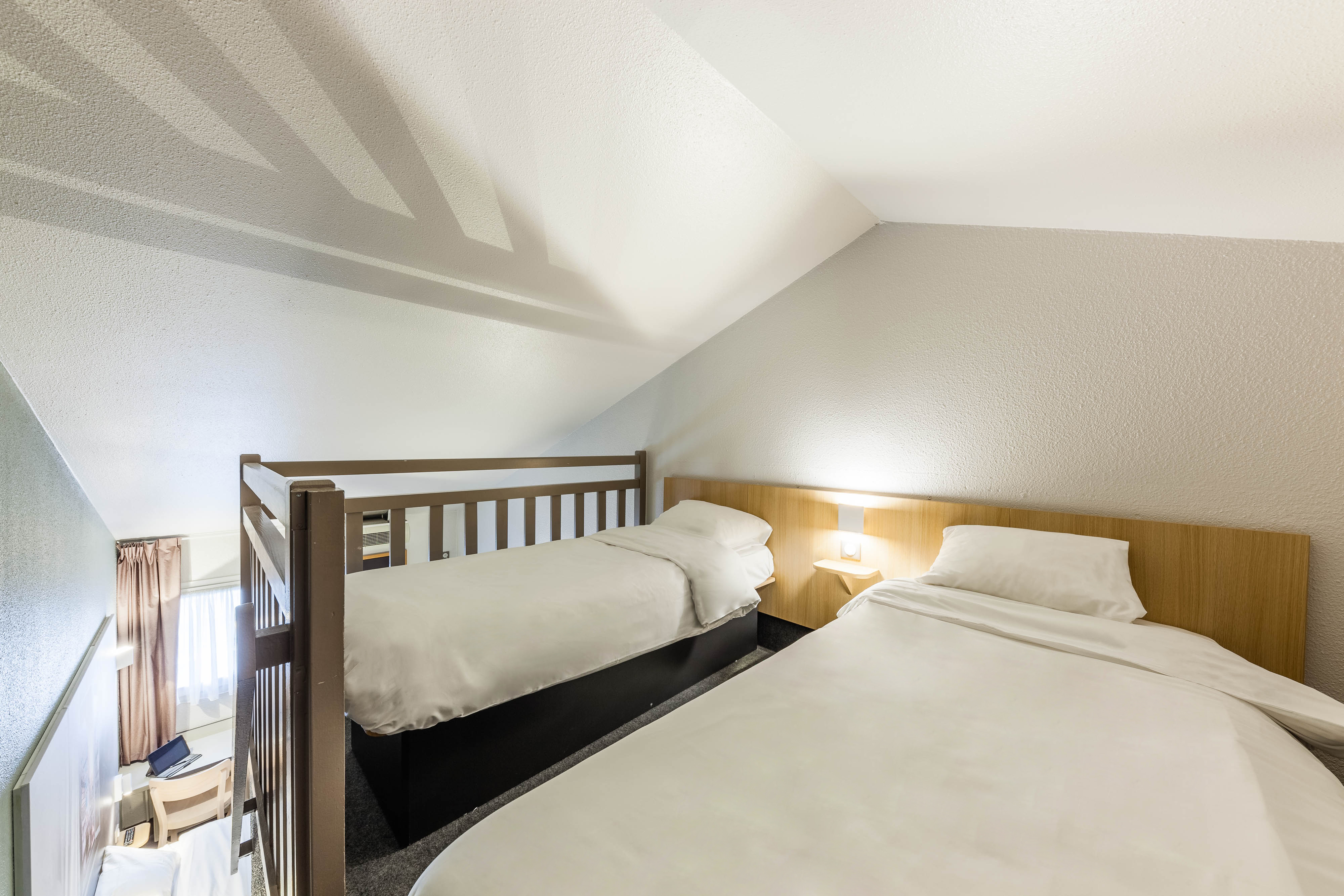 ROOM, QUADRUPLE