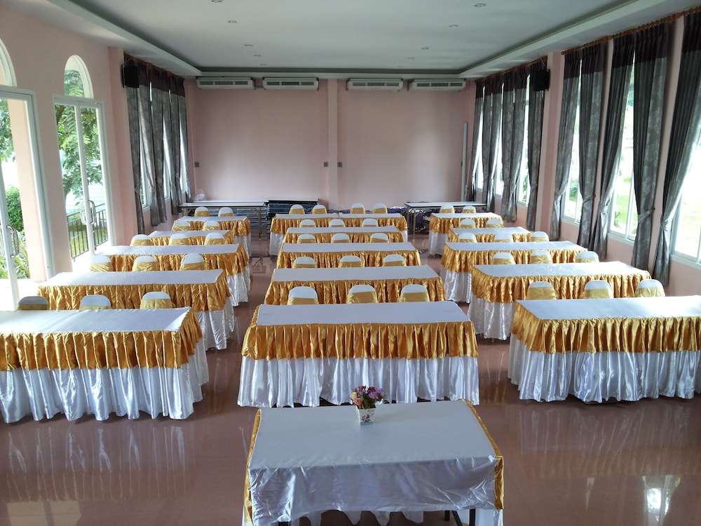 Stamp Hills Resort And Restaurant 32/71