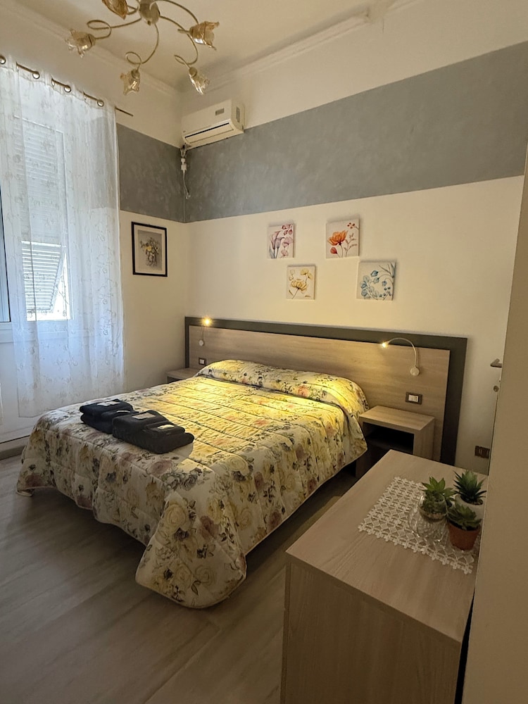 ROOM, DOUBLE OR TWIN BED