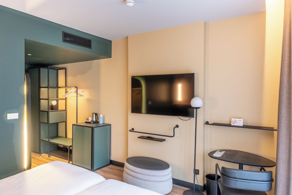 غرفة كلاسيكية بسريرين منفصلين بإطلالة على النهر، Novotel Rouen Centre Cathedrale 2/5