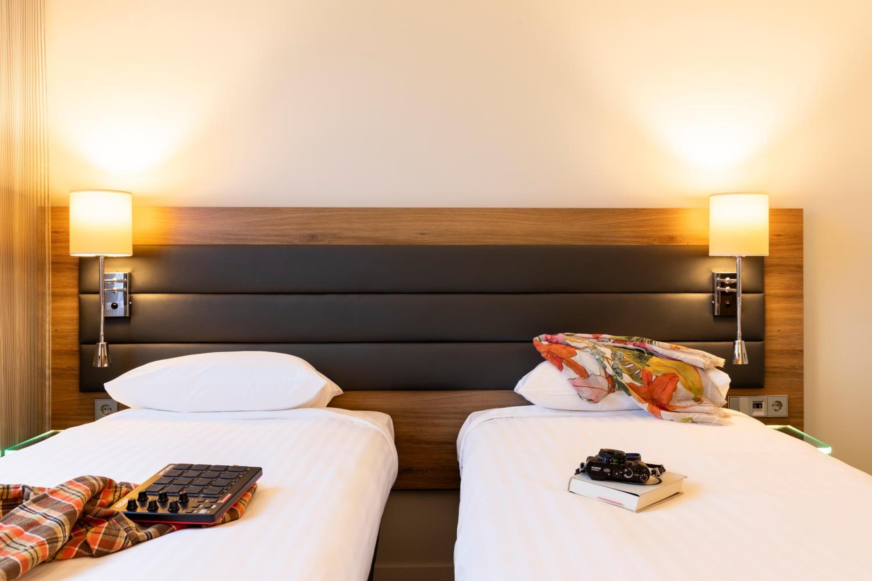 Moxy, Twin Beds