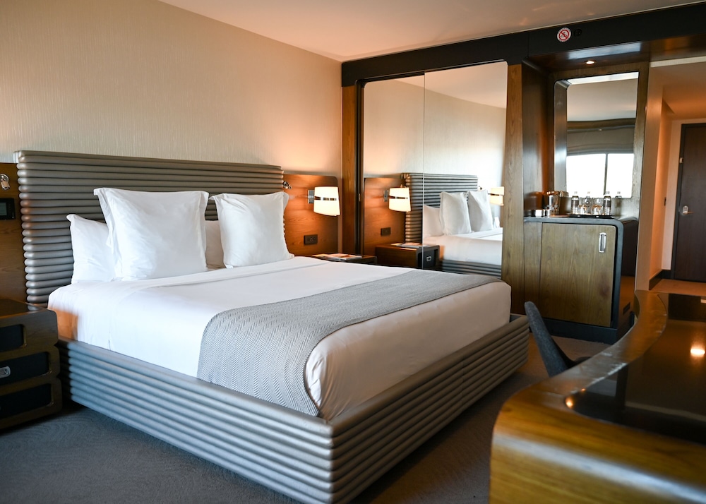 PREMIER, KING BED, RIVER VIEW, BALCONY