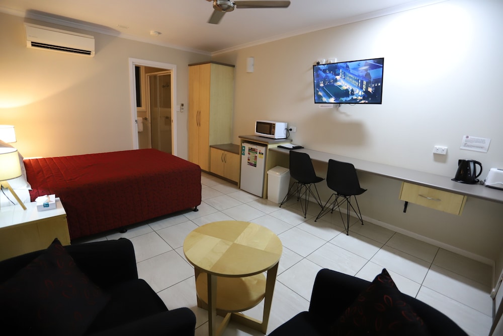 TROPIC COAST MOTEL 55/74