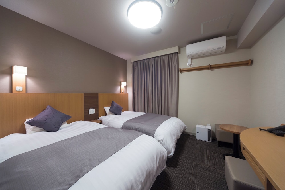 Room, Twin Beds, Smoking