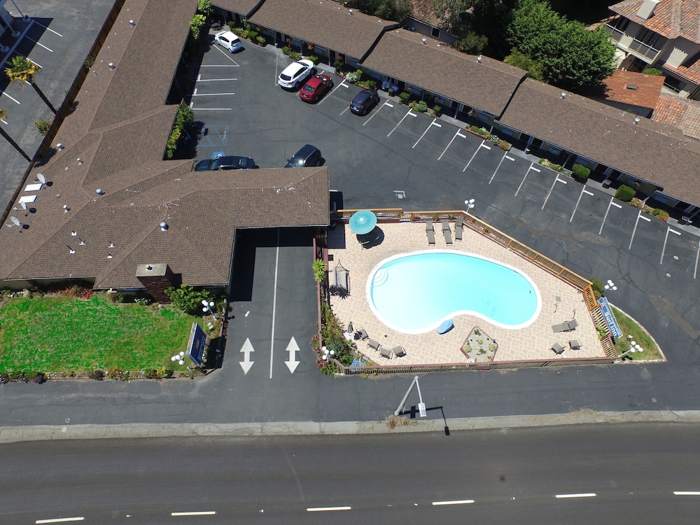 Monterey Surf Inn 36/40