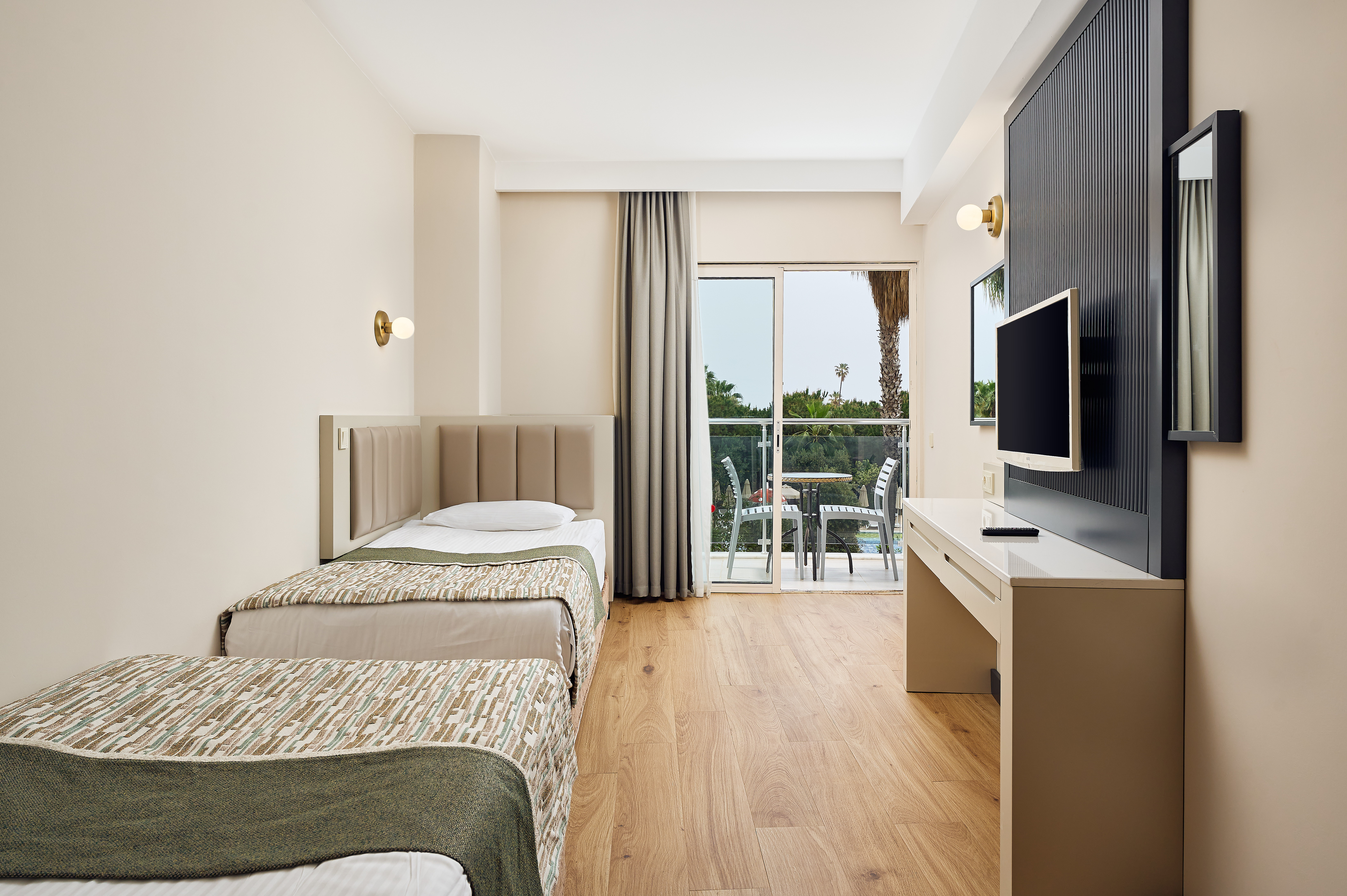 FAMILY LANDVIEW ROOM