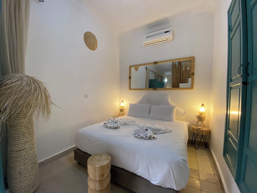 Traditional, House, 5 Queen Beds