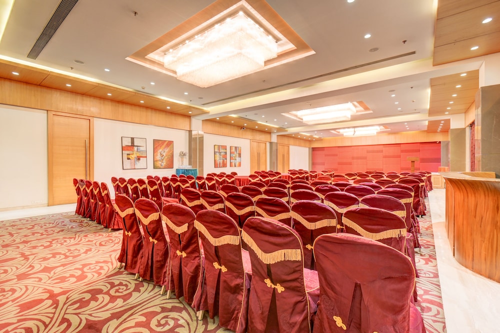 The Ssk Solitaire Hotel & Banquets 9/50