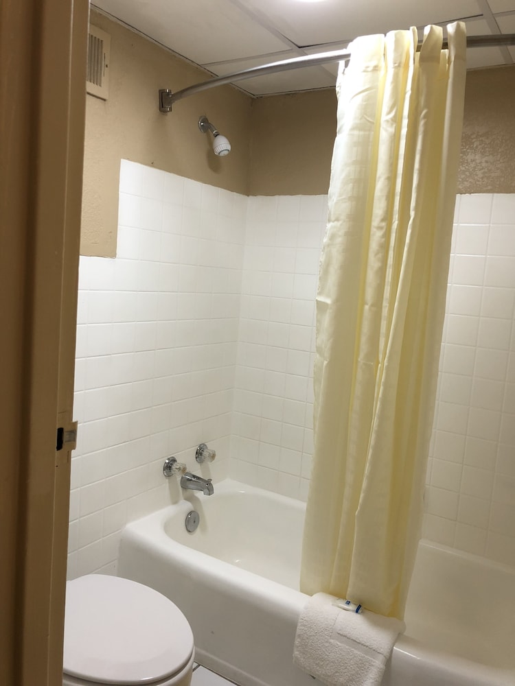 Travel Inn Bristol Near State Street (ex Rodeway Inn) 7/24