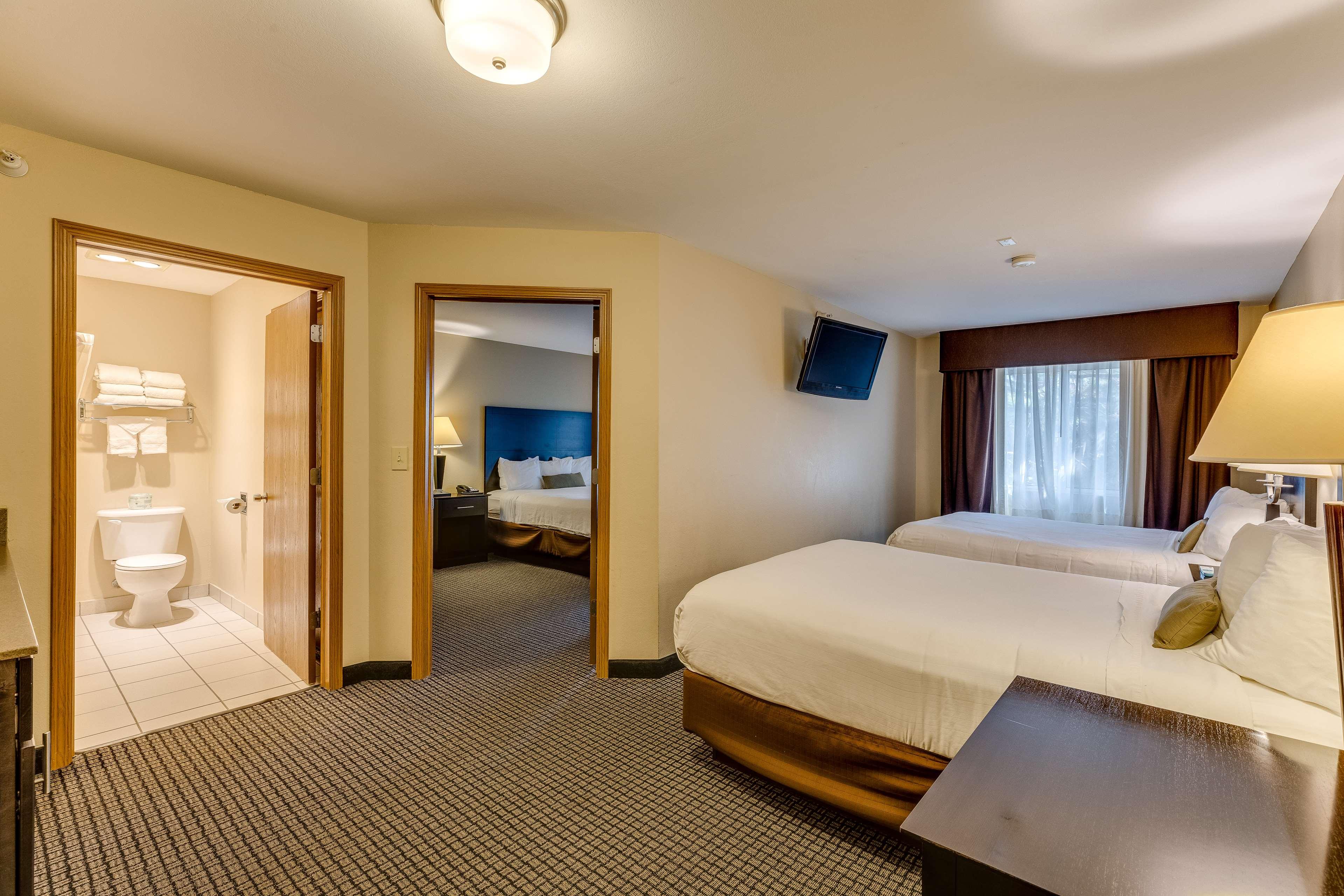 2 Bedrooms, Suite, King and Queen Bed, with Extra Queen Bed