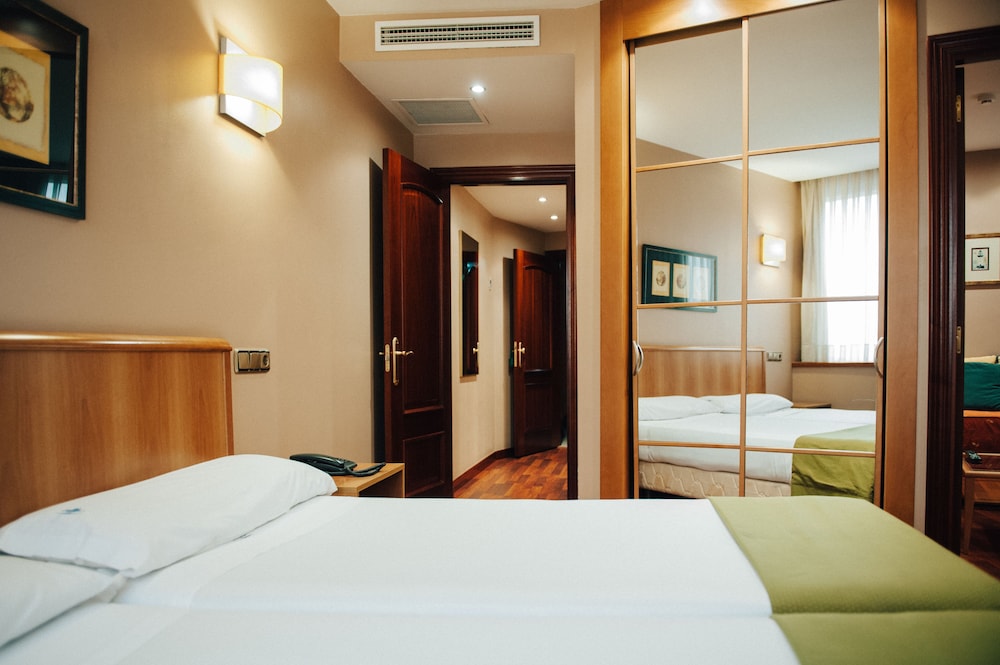 FAMILY, QUADRUPLE, 4 BEDS